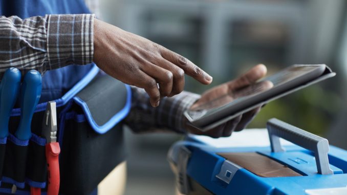 Acheter son matériel électrique en ligne : pourquoi choisir une plateforme spécialisée ?