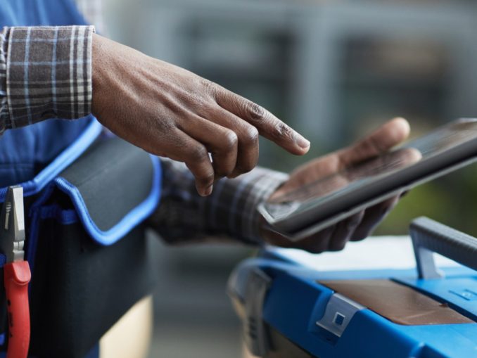 Acheter son matériel électrique en ligne : pourquoi choisir une plateforme spécialisée ?